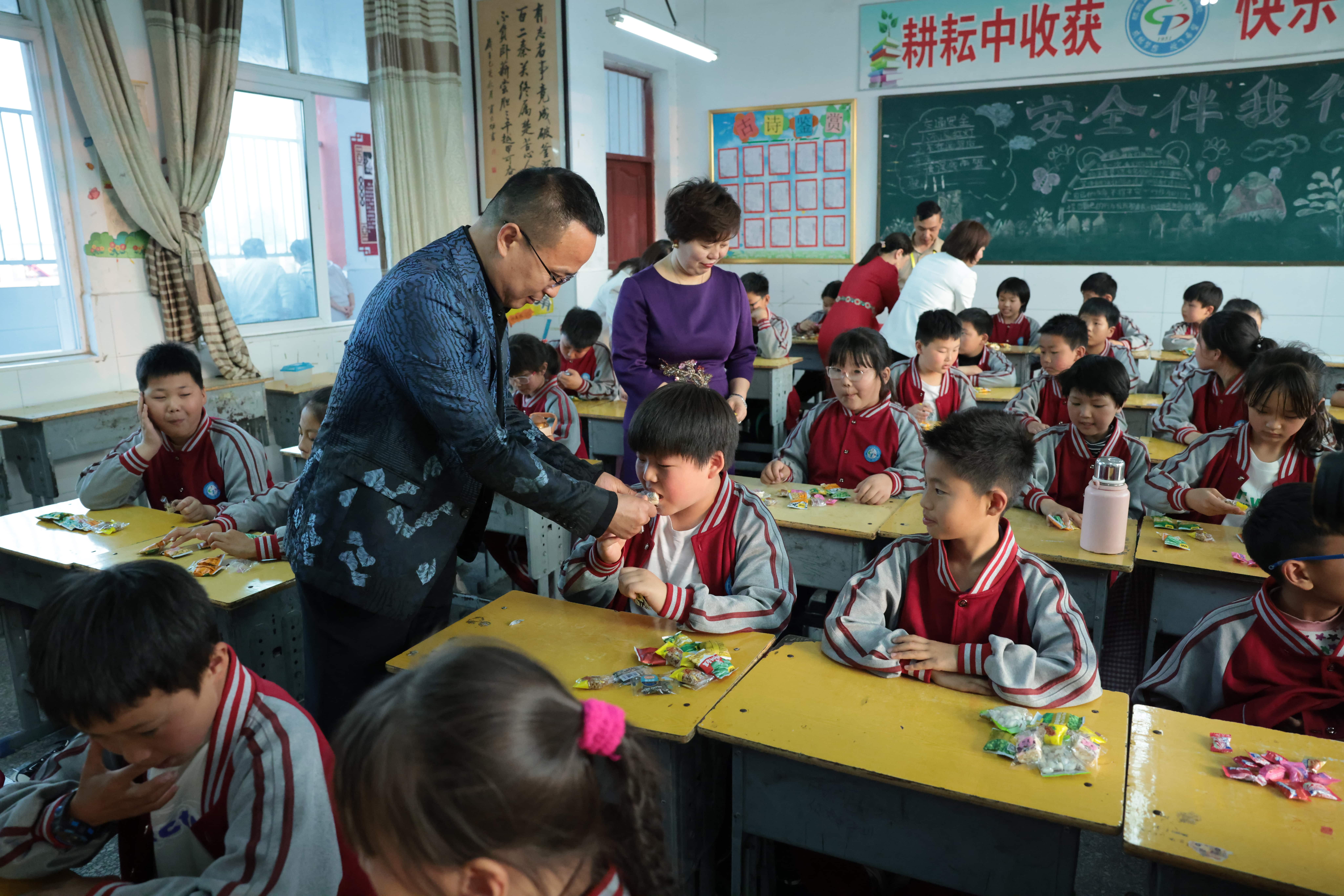在爱意的“双向奔赴”中丨第249所华体会(中国)公益学校揭牌 在爱意的“双向奔赴”中丨第249所华体会(中国)公益学校揭牌