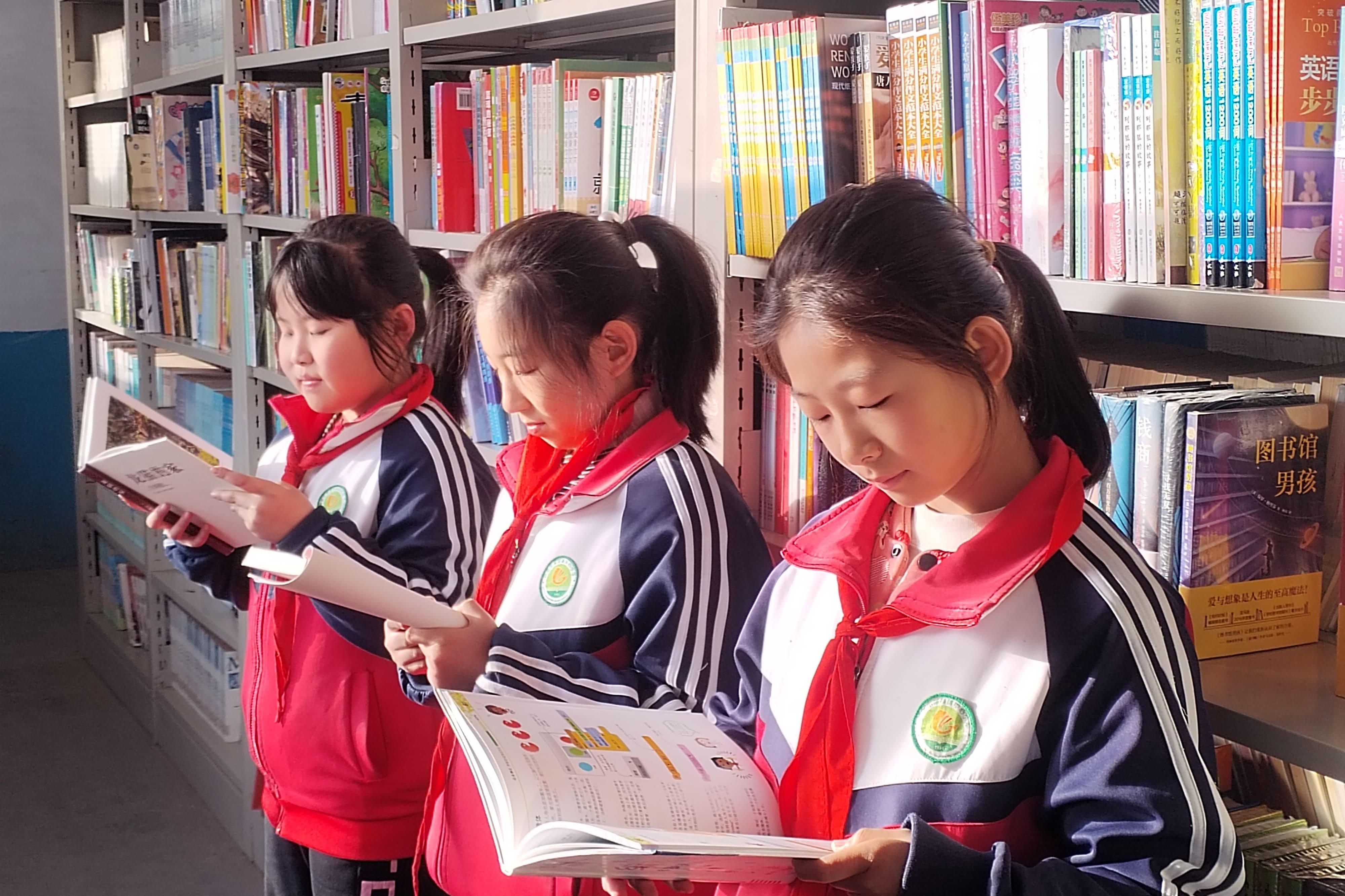 天津高校大学生记者走进华体会(中国)公益小学开展“书香悦读,筑梦成长”活动 天津高校大学生记者走进华体会(中国)公益小学开展“书香悦读,筑梦成长”活动